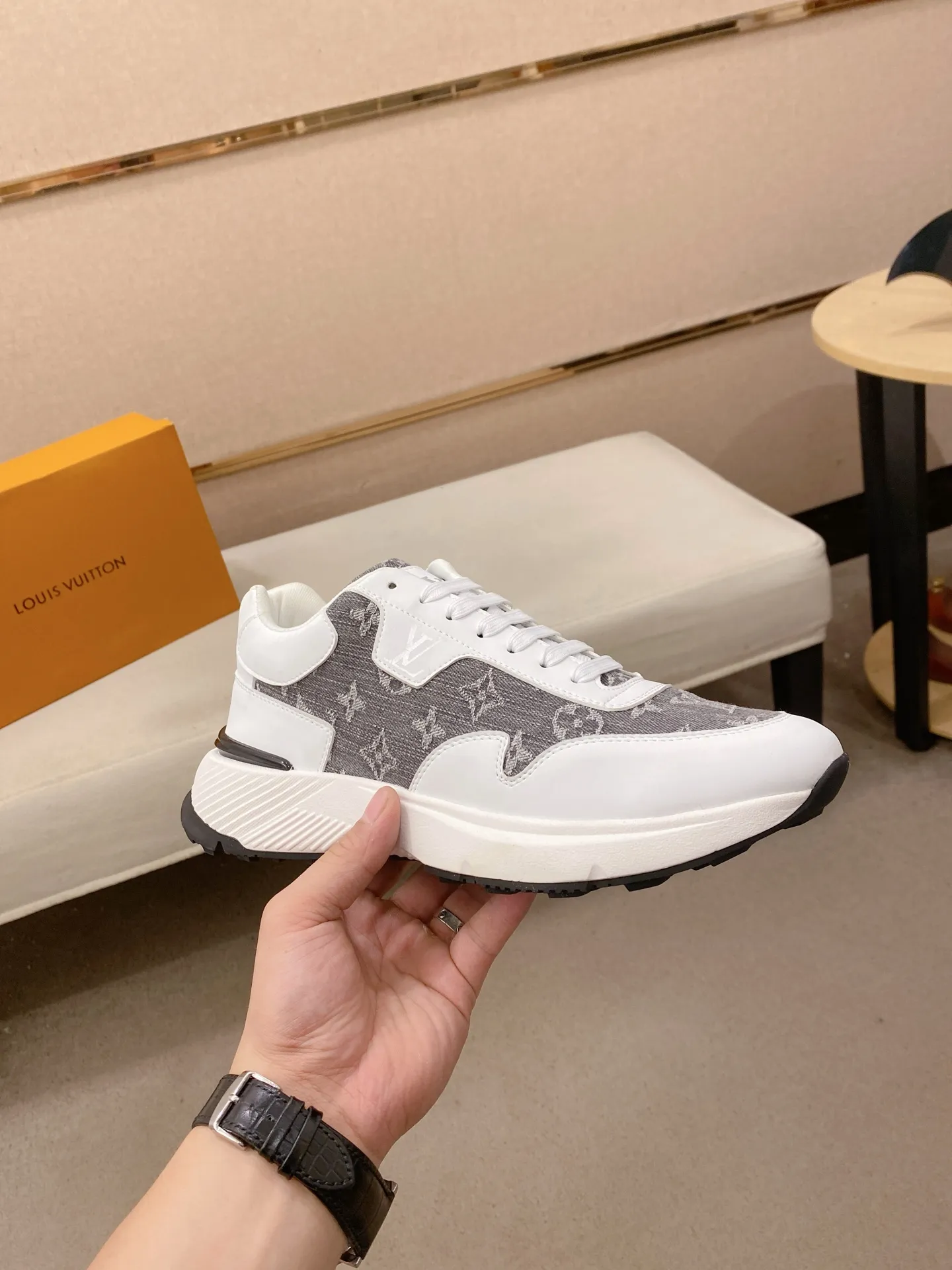 Men's shoes💰 462💰louis vuitton (Louis Vuitton/lv)🔍🔍The new counters are on sale at the same time. The uppers are imported from Italy. ⃣️Re-engraved🇮🇹💪💪, ⚠Sole: The original sole is specially provided by the original factory, the exclusive movable molded sole is super comfortable, ⚠Original and single goods 🔍high quality, you can enter and leave the counter at will, welcome to compare⚠. Code number: 38-44 (45/customized, non-refundable)